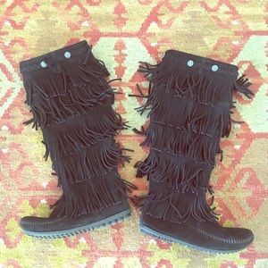 Minnetonka 5-layer fringe boot
